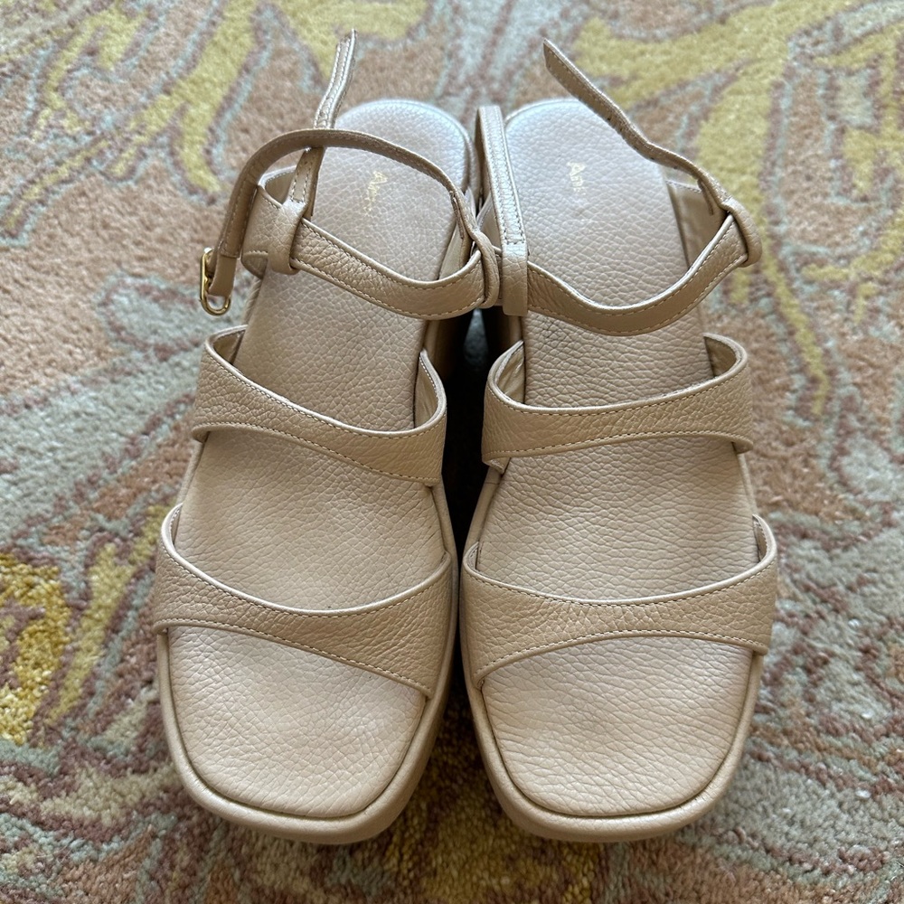 Anne Thomas Maki Wedge